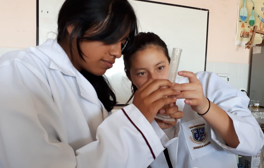 Estudiantes del Primer Año de Bachillerato en sus prácticas de laboratorio.