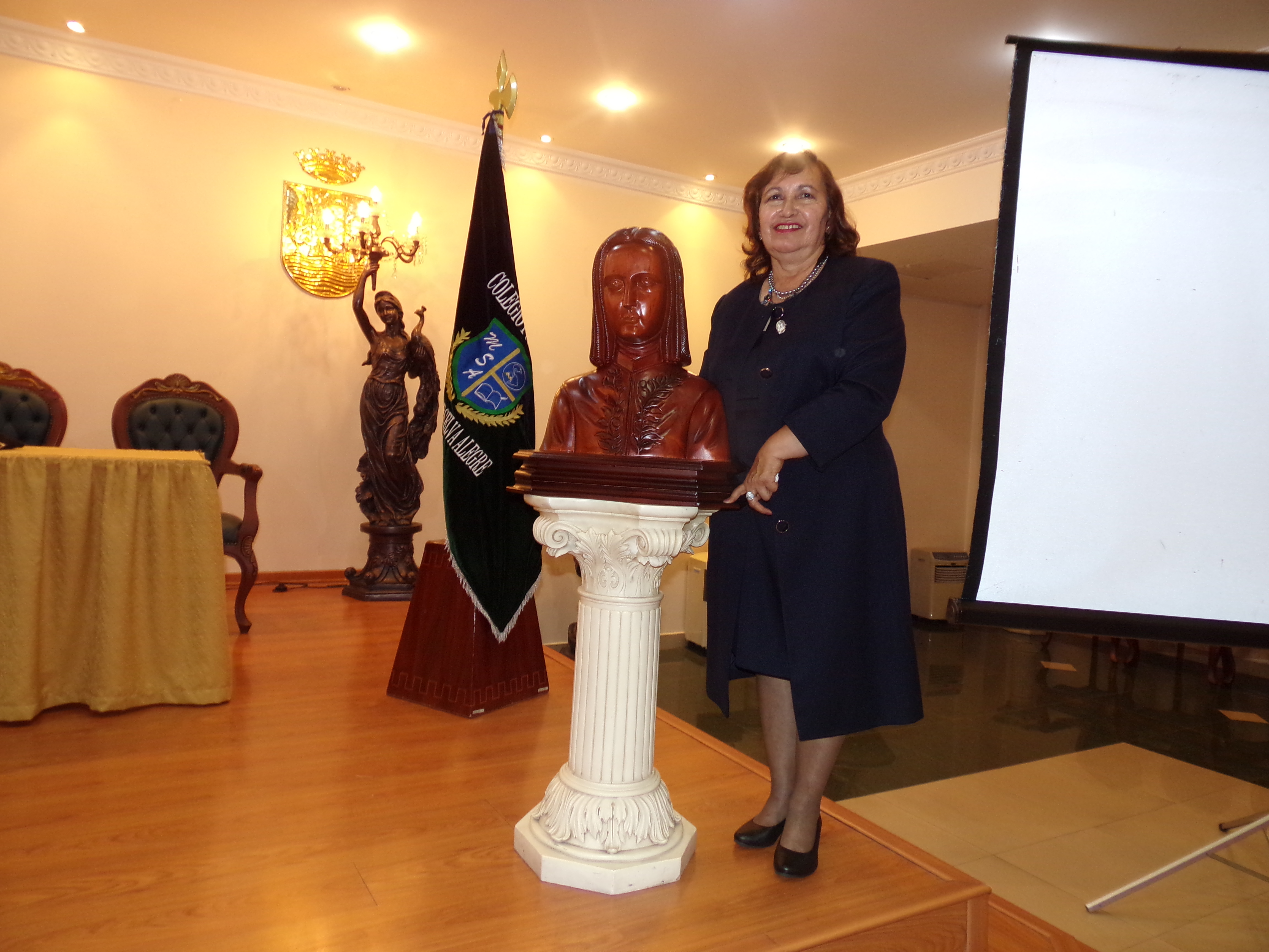 Nuestra querida Directora General haciendo la entrega del busto de nuestro Patrón institucional Juan Pío Montúfar.