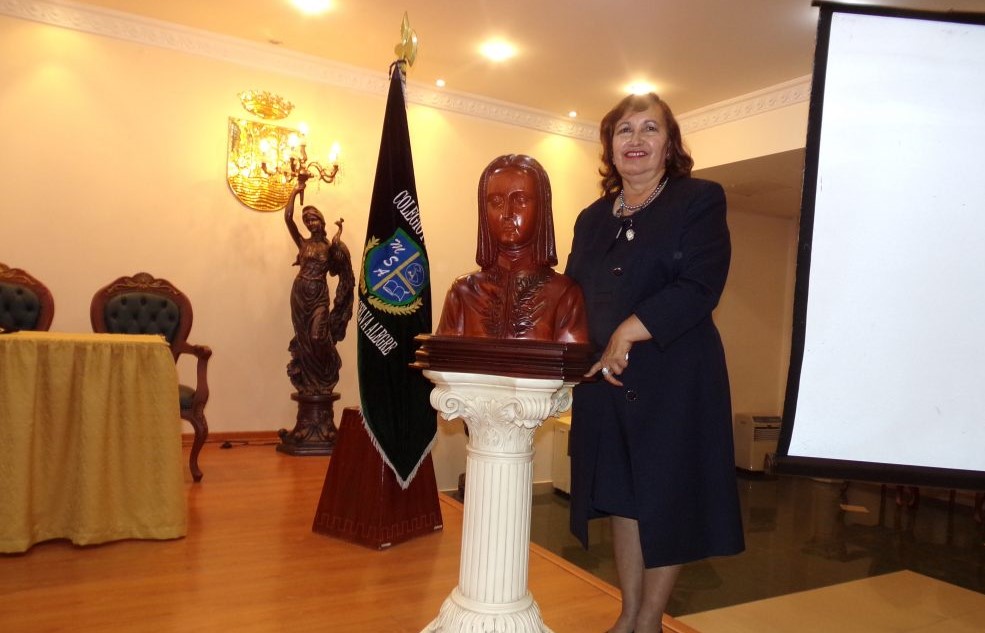 Nuestra querida Directora General, en la entrega del busto del Patrono Institucional "Juan Pío Montufar".